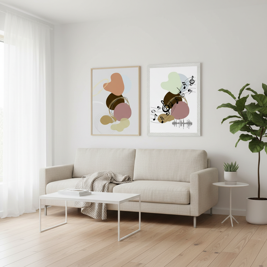 Sala minimalista branca com dois pósters